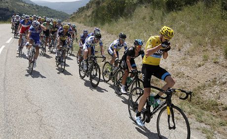Britský cyklista Christopher Froome (ve lutém) na Tour de France