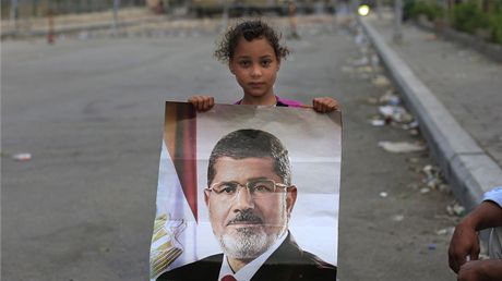 Holika s portrétem sesazeného Mursího