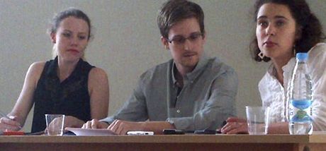 Edward Snowden na letiti v Moskv. Po jeho pravici sedí Sarah Harrisonová, milenka Juliena Assange, která Snowdena doprovází na kadém kroku.