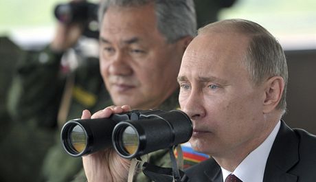 Vladimir Putin s dalekohledem