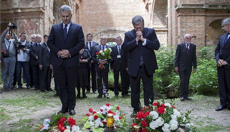 Polský prezident Komorowski (vpravo) uctil památku obtí masakru