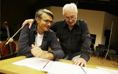 Dirigent Libor Peek a Jan Svrák na zkouce operety Proso.