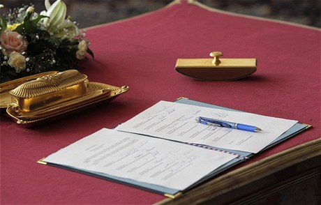 Podpisy nov jmenovaných ministr Rusnokovy vlády.
