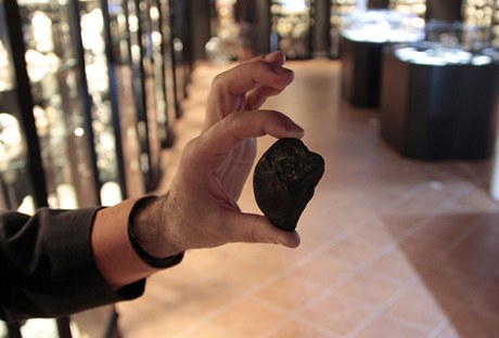 Největší kus čeljabinského meteoritu na výstavě v Ruzyni o hmotnosti 142 gramů.