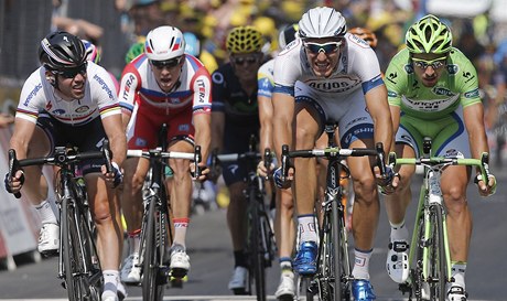 Spurtei na Tour de France - zleva Nmec Marcel Kittel, Brit Mark Cavendish a Slovák Peter Sagan