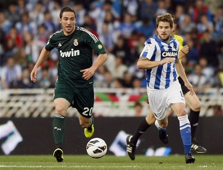 Fotbalista Realu Madrid Gonzalo Higuaín (vlevo) a Asier Illarramendi ze San Sebastianu