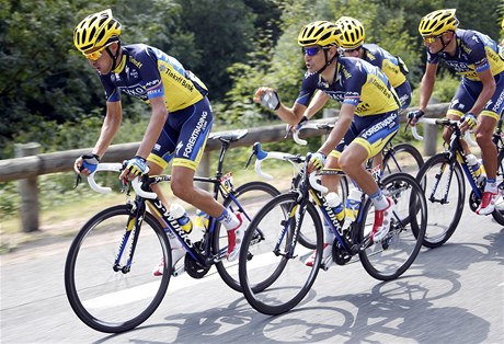 Cyklistikcá stáj Saxo-Tinkoff, vlevo je její panlský lídr Alberto Contador