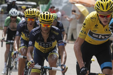 eský cyklista Roman Kreuziger (vlevo), panl Alberto Contador (uprosted) a Brit Christopher Froome 