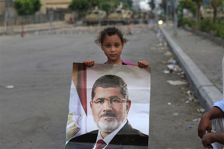 Holika s portrétem sesazeného Mursího