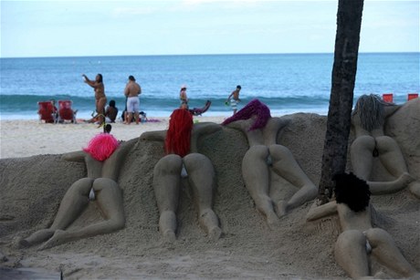 Sochy en na plái Copacabana