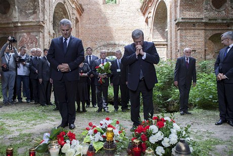 Polský prezident Komorowski (vpravo) uctil památku obtí masakru