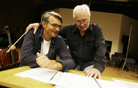 Dirigent Libor Pešek a Jan Svěrák na zkoušce operety Proso.