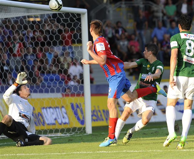Fotbalista Tomá Wágner (uprosted) z Plzn pekonává v poslední minut jabloneckého brankáe Michala pita. Gól nebyl uznán kvli ofsajdu Frantika Rajtorala