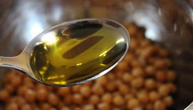 K uvaen cizrn pidejte lci olivovho oleje.