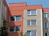 Okno Fischerova bytu v sedmém pate na praském Barrandov.