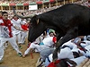 Zuivý býk se vrhá do davu. Bh s býky ve panlské Pamplon se málokdy obejde bez krve.