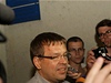 Exposlanec Petr Tlucho poskytuje rozhovory médiím pi opoutní vazební vznice v Olomouci.