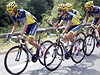 Cyklistikcá stáj Saxo-Tinkoff, vlevo je její panlský lídr Alberto Contador