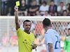 Fotbalista eljezniaru Sarajevo Nermin Jamak dostává lutou kartu
