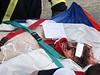 Záchranái odváejí do nemocnice mue krátce po vlakovém netstí u Paíe