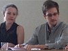 Edward Snowden na letiti v Moskv. Po jeho pravici sedí Sarah Harrisonová, milenka Juliena Assange, která Snowdena doprovází na kadém kroku.