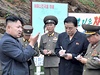 Kim ong-un mluví, jeho dstojníci si piln zapisují