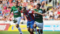 Superpohár Viktoria Plze - Jablonec. Zleva jablonecký Karel Piták, Daniel Kolá z Plzn a Lubo Louka (Jablonec)