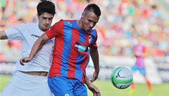 Fotbalista Plzn� Stanislav Tecl (vpravo) a Seram Kerla z �eljzezni�aru Sarajevo