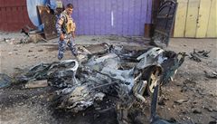 Irácký voják obhlíí vrak auta, ve kterém se odpálili sebevraední atentátníci.