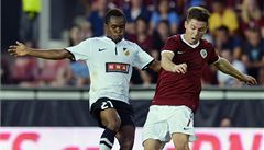 Mario Holek ze Sparty (vlevo) a Mostapha El Kabir z Häckenu