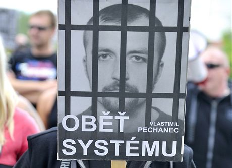 Vrah Vlastimil Pechanec se stal pro extremisty tém muedníkem. U díve demonstrovali za jeho proputní.