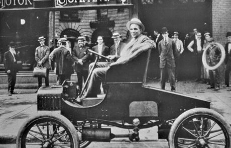 Podivín a zatvrzelý individualista. Henry Ford postavil Ameriku na kola.