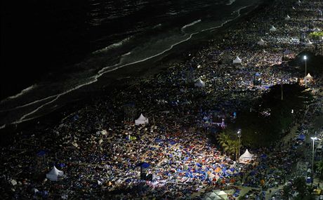 Lidé stanují a pespávají na plái Copacabana. ekají na mi papee Frantika.