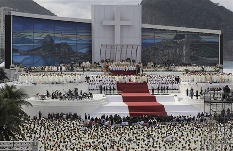 Papež František slouží slavnostní mši na pláži Copabana. Uzavírá tak jak letošní Světové dny mládeže, tak svou vůbec první zahraniční cestu.