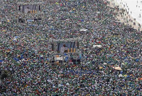Papei na plái Copacabana naslouchaly miliony lidí.