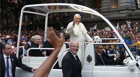 Pape Frantiek v papamobilu