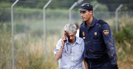 Zranný strojvedoucí Francisco Garzon v doprovodu policisty na míst nehody