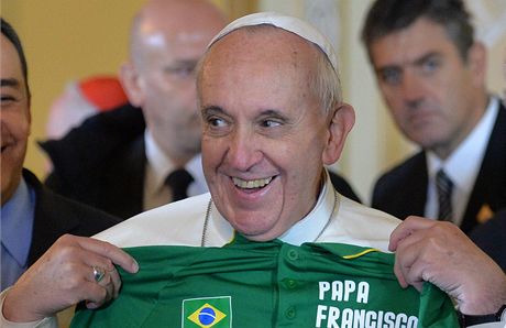 Pape dostal olympijské triko.