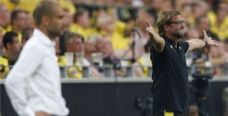 Trenér Dortmundu Klopp. Vlevo Guardiola z Bayernu