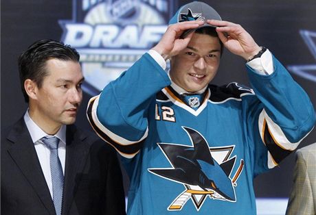 Tomá Hertl na draftu NHL. Vybralo si ho San Jose.