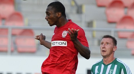 Brno - Bohemians Praha 1905. Mohamed Traore (vlevo) z Brna a Václav Kalina z Bohemians 1905