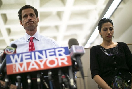 Anthony Weiner na tiskové konferenci, vedle stojí jeho manelka Huma