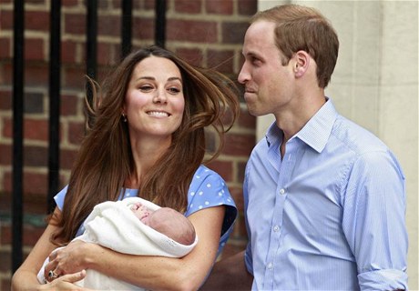 Kate s Williamem a synem odcházejí z porodnice