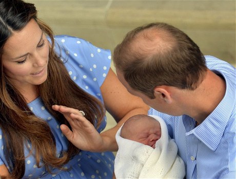 Kate s manelem Williamem a synem odcházejí z porodnice