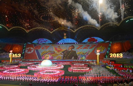 Oslavy 60 let existence KLDR - fotografie podle gusta severokorejské propagandy. Snímky védského novináe Johana Nylandera naopak v oích KLDR zcela propadly