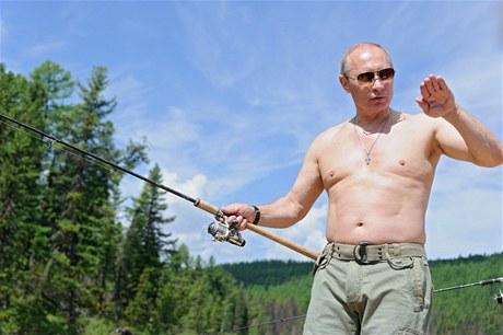 Při rybaření se člověk zapotí. Putin si dokonce svlékl tričko.
