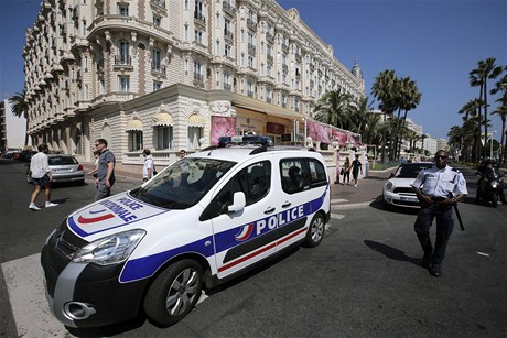 Policie ped hotelem Carlton v Cannes