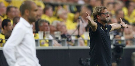 Trenér Dortmundu Klopp. Vlevo Guardiola z Bayernu