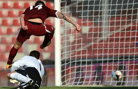 Sparta - Jablonec. Kadlec stílí vedoucí gól Sparty.