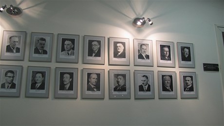Na chodb visí i fotky komunistických ministr. Napíklad 1. vlevo dole: Lubomír trougal.